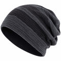 Gorro de punto con diseño de llamas en gris y negro